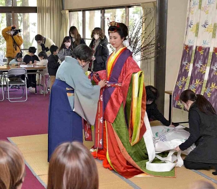  Event shows how to put on a 12-layer kimono;  Noble women's clothing from classic Japan

