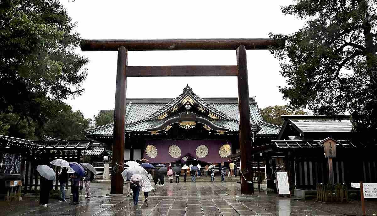 Kishida performs ritual sacrifices at the Yasukuni Shrine