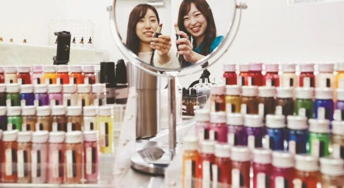 Make your own lipstick color at a specialty store in Shibuya

