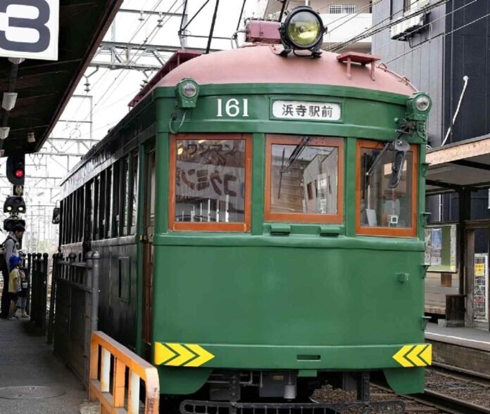  Oldest train in service in Japan temporarily runs in Osaka;  No air conditioning system connected

