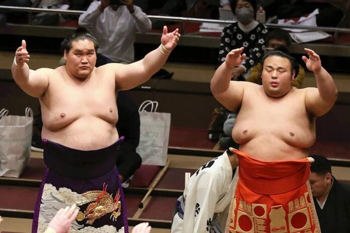  2 top wrestlers withdraw from the summer sumo tournament;  Terunofuji, Takakeisho withdraw after losing on day one

