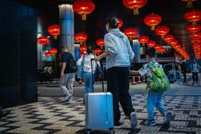 China's frugal travelers show that consumer confidence is weak


