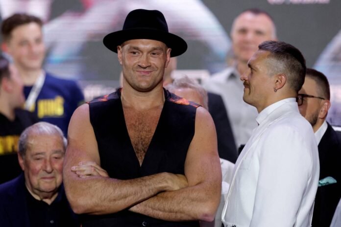 Tyson Fury (left) and Oleksandr Usyk pose during a news conference in Riyadh on Thursday. 