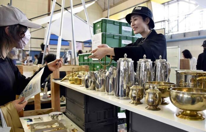 'Factory flea market' in Sanjo attracts bargain hunters

