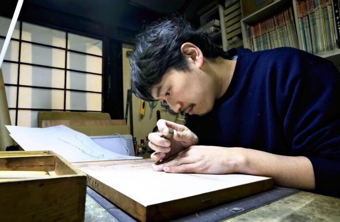 Heir of Kyoto Talent / Kyoto Woodblock Artisan hones skills with his repetitive work


