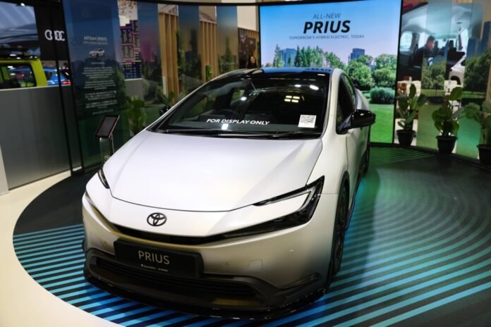 Hybrids generate money for the EV ambitions of Toyota and Honda

