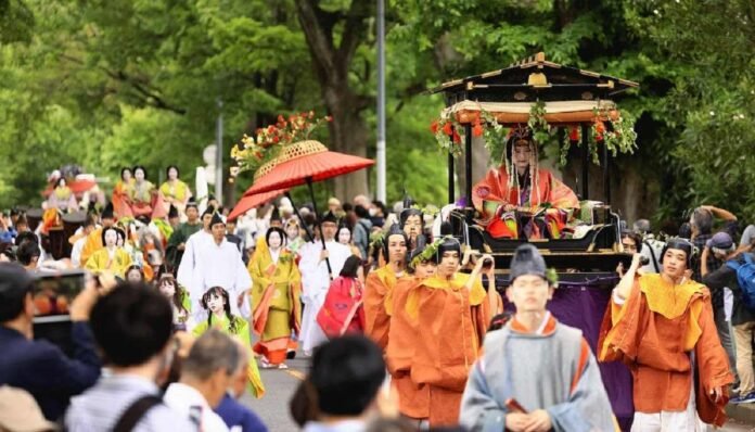  Kyoto's Aoi Festival showcases ancient Japanese attire;  An estimated 35,000 people watch the procession from the road

