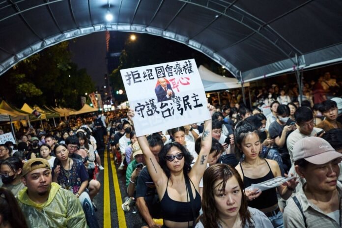 Lawmakers in Taiwan defy protesters and want to pass a bill on Friday

