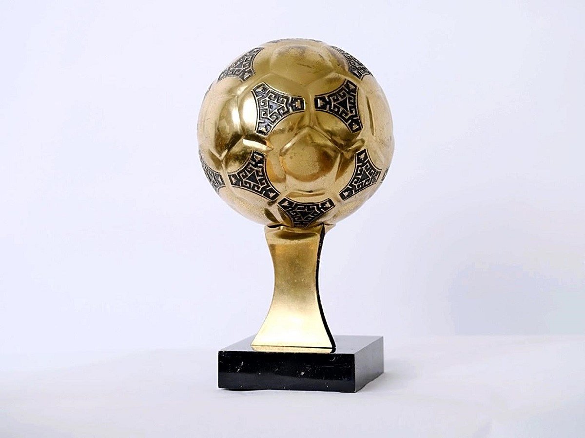 Maradona's World Cup trophy goes under the hammer; Trophy was stolen during a bank robbery in 1989