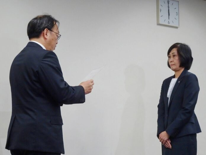 Japan Airlines President Mitsuko Tottori meets an official at the transport ministry on Monday, as the ministry issued a stern reprimand following a series of recent incidents involving JAL aircraft. 