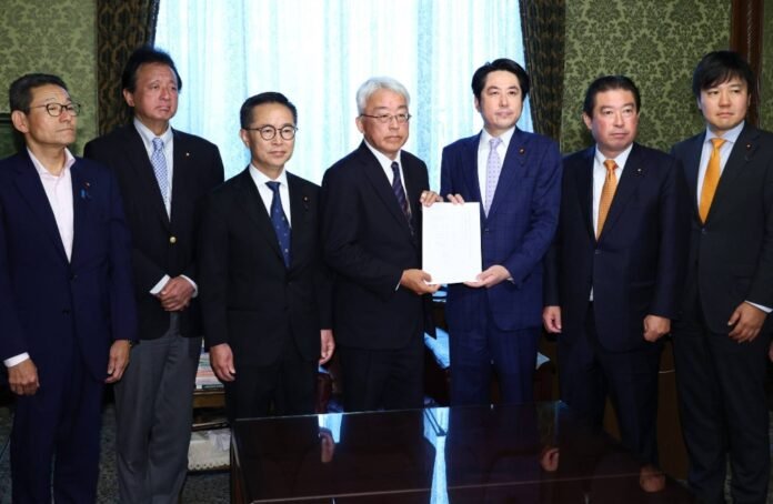 Lawmakers from the Constitutional Democratic Party of Japan, the Democratic Party for the People and Yushi no Kai jointly submit a bill to revise the political funds control law to the Lower House on Monday. 