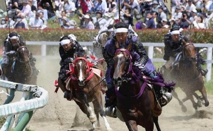  Samurai horse riders compete at traditional festival in Fukushima Pref.;  Festival postponed by 2 months due to heat

