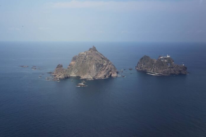 South Korean lawmakers land on islands claimed by Japan

