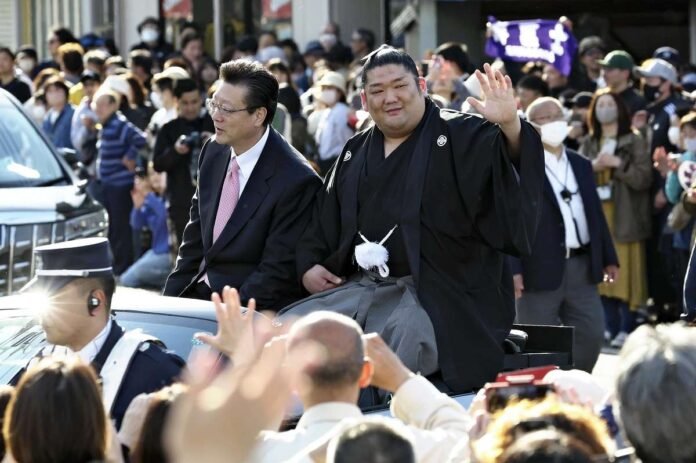  Spring Grand Sumo Champion Takerufuji attends victory parade in his hometown;  Wrestler won in Makuuchi Division debut despite ankle injury

