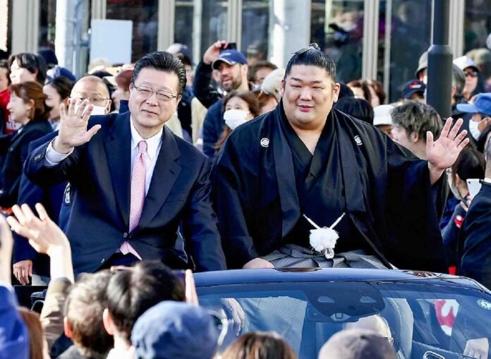 The Sumo scene / Takerufuji celebrates the victory with a hometown parade

