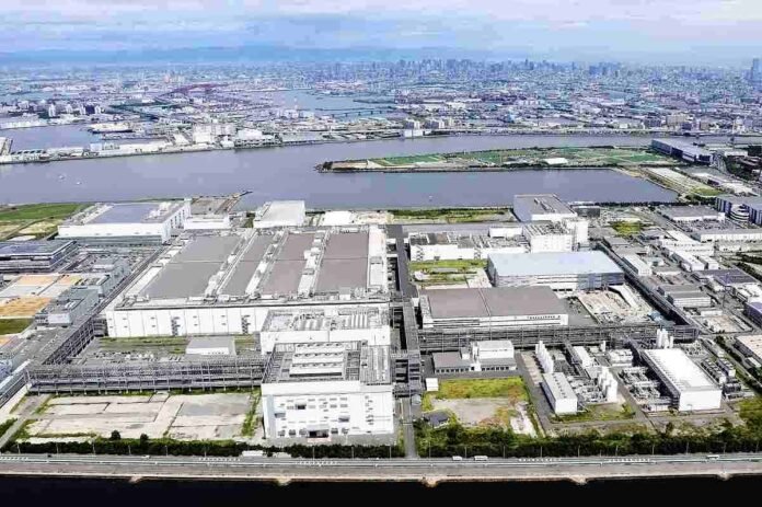A large AI data center is being built at Sharp's LCD factory site

