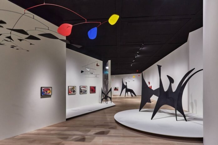 Alexander Calder's kinetic sculptures achieve a complete Japanese embrace

