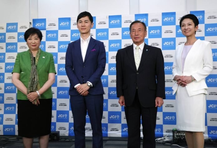 Candidates for the July 7 Tokyo gubernatorial election Yuruko Koike (left), Shinji Ishimaru (center left), Toshio Tamogami (center right) and Renho pose for a photo after a public debate in Tokyo this week. 