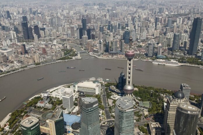 China's wealthy are spending millions on real estate in Shanghai to cope with the crisis

