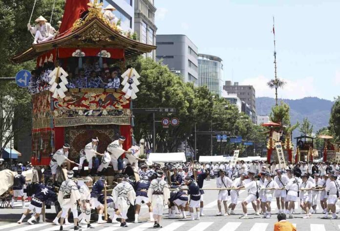 Controversy rages at Kyoto's famous Gion Festival over expensive spectator seats;  The shrine's head priest says the festival is 'ritual' and not 'show'


