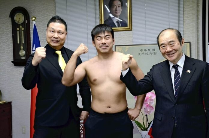 Fukuoka: Taiwanese professional wrestler pays welcome visit to Taipei office in Fukuoka

