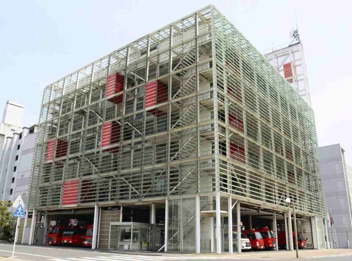  Hiroshima: Visitors Flock to Unique Fire Station Designed by Pritzker Winner;  Completely glass building

