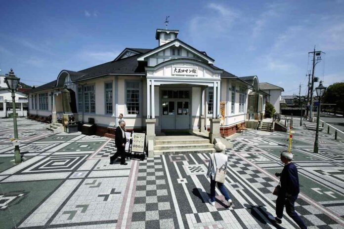  Hyogo: former city hall revives pre-war nostalgia;  Century-old building is still loved by locals and tourists

