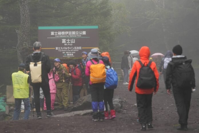 The number of people stranded on Mount Fuji in Yamanashi Prefecture in 2023 surged 90.2% from the average in the five years through 2022. 