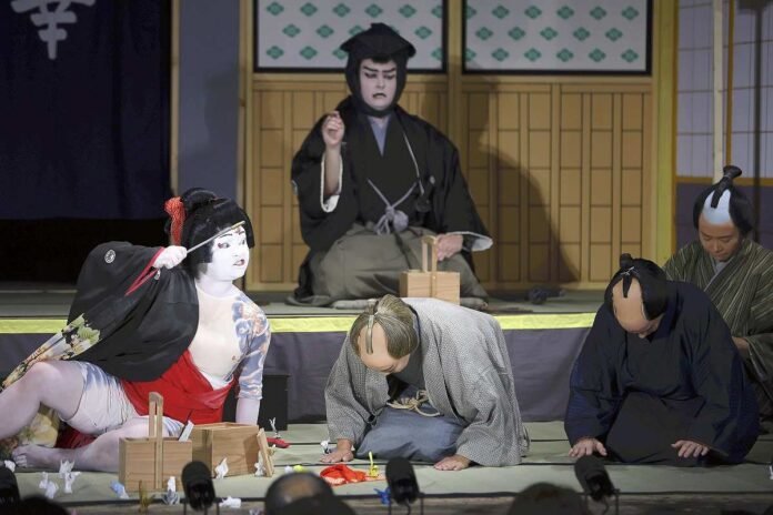  Kabuki returns;  University of Hawaii students revive traditional Japanese theater at Gifu Pref.  After 130 years

