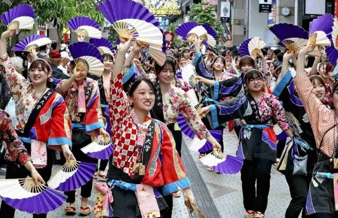  Lost Traditional Song Revived at Sendai Festival;  The piece is said to have its origins in the cries of workers transporting wood

