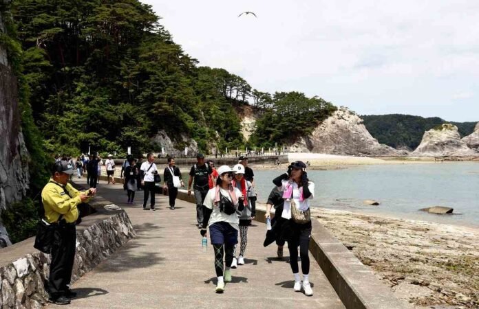  Michinoku Coastal Trail marks five years since opening;  Walking event brings hundreds of people to Iwate Pref.  To celebrate

