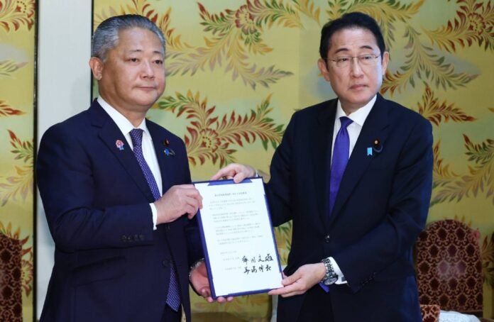 Nippon Ishin leader Nobuyuki Baba and Prime Minister Fumio Kishida sign an agreement on a political reform bill in May. 