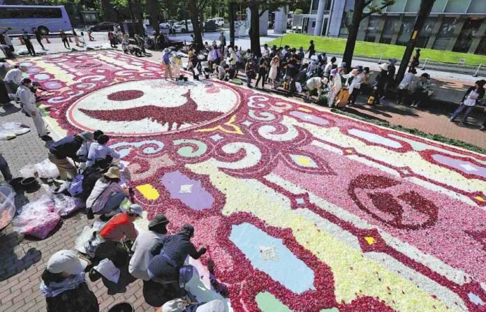  Sapporo event showcases large, intricate designs made with petals and sand;  creations with crane and chrysanthemum motifs


