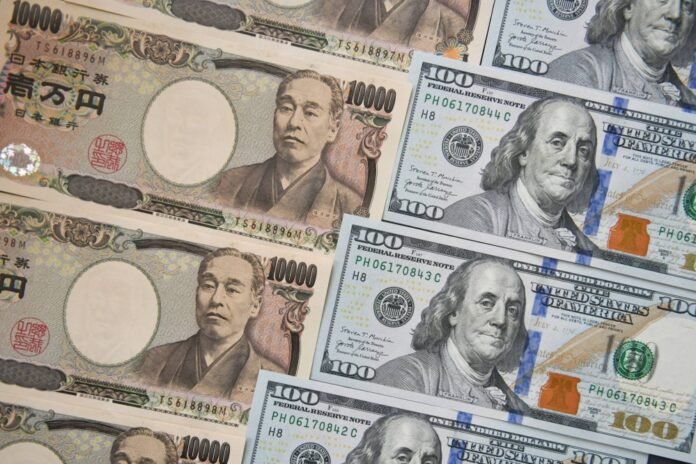 The dollar's winning streak continues into its fifth week, while the yen slumps

