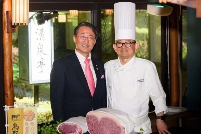 Tottori Gov. Shinji Hirai (left) with Shinsuke Nakajima, executive chef at the Hotel New Otani Tokyo 