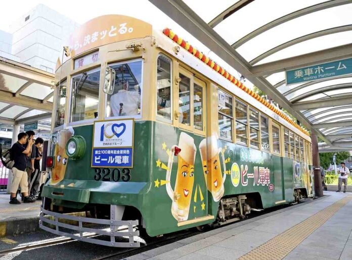  Toyohashi's festive summer beer tram is running again;  riders enjoy snacks and soap during a 90-minute ride

