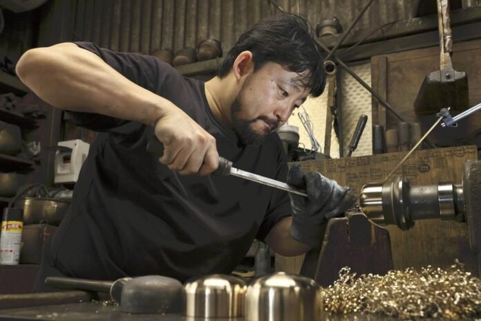 Heirs of Kyoto Talent/Craftsman seeking perfect sound, transcending the framework of Buddhist utensils

