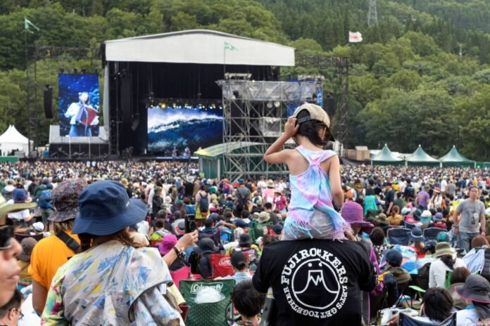 You can often see generations of families enjoying performances together at Fuji Rock Festival. 