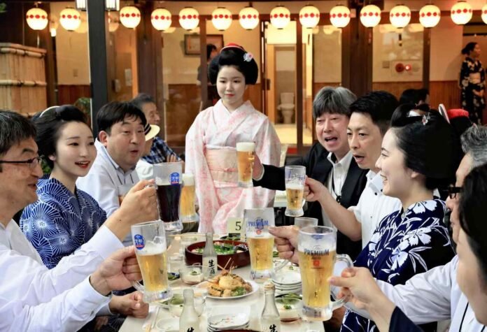 Kyoto: Beer Garden Opens in Kamishichiken; Yukata-Style Maiko and Geiko Serve Visitors

