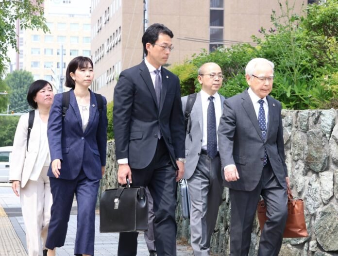 A team of lawyers representing bereaved families of victims of the 2022 sightseeing tour boat accident off Hokkaido heads to the Sapporo District Court in Sapporo to file a lawsuit on Wednesday. 