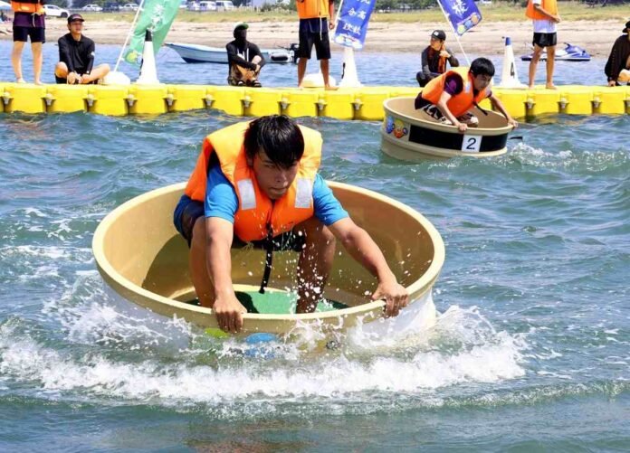 Ehime: Moving Forward by Swinging in a Bathtub Instead of Rowing: 200 Competitors Compete in Unique 'Hangiri' Race

