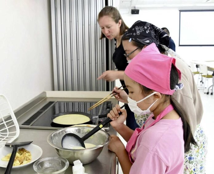 French cooking class held in Kamaishi, Iwate Pref., to commemorate the sister city agreement with Digne-les-Bains

