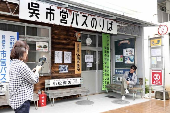 Hiroshima: Shogo Hamada bus stop calls for fans; famous bench converted into popular photo spot

