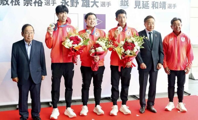 Japanese fencing medalists receive extraordinary bonus prize; look forward to future opportunities

