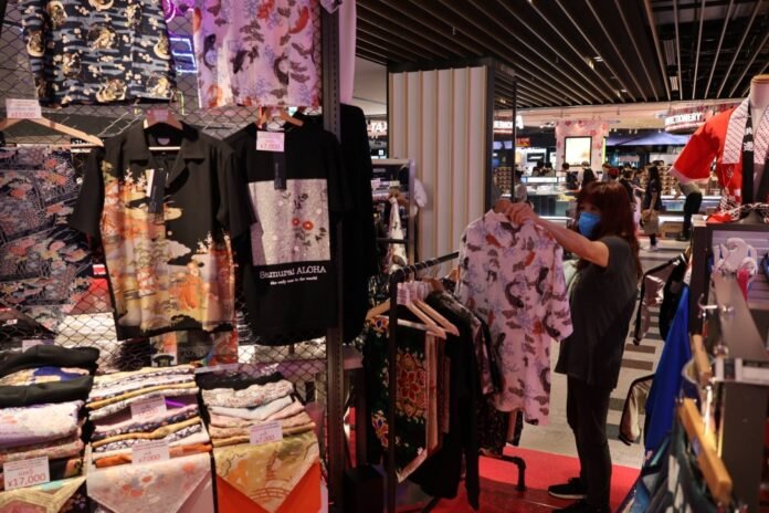 Kimono made from recycled aloha shirts from Tohoku proves to be a great success

