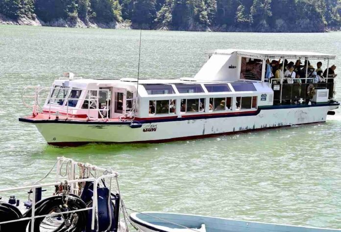 Lake Kurobe Cruise Boat to Stop Sailing This Season; Draws Tourists with Commemorative Event

