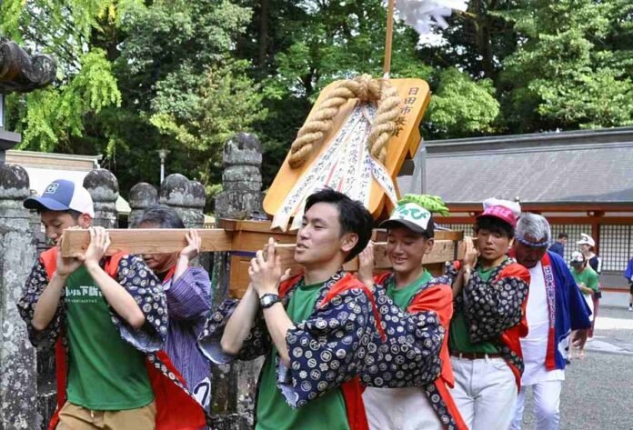 Oita: Giant Geta sandal paraded, celebrating a local craft that has been made for over a century

