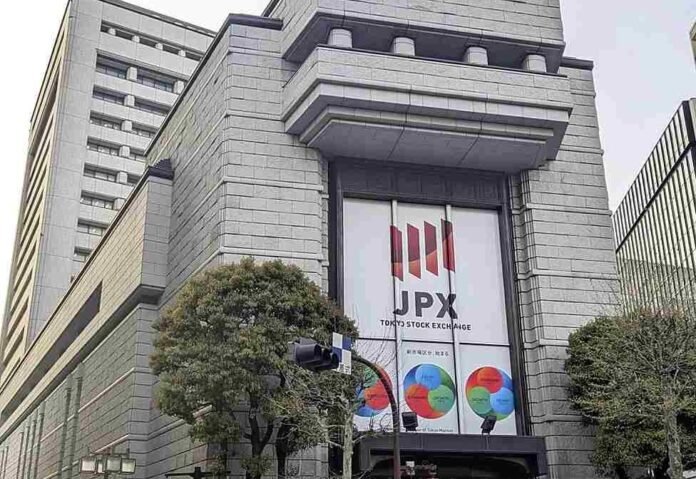 Tokyo stock market remains volatile; BOJ official's comments on easing financial controls lead to purchasing power

