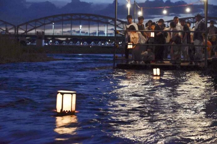 Floating lanterns carry souls of the deceased in Tochigi Prefecture; closing of Bon Holiday events

