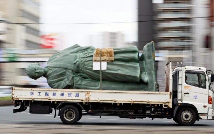 Kochi: Historic statues temporarily removed from front of station to protect against typhoon

